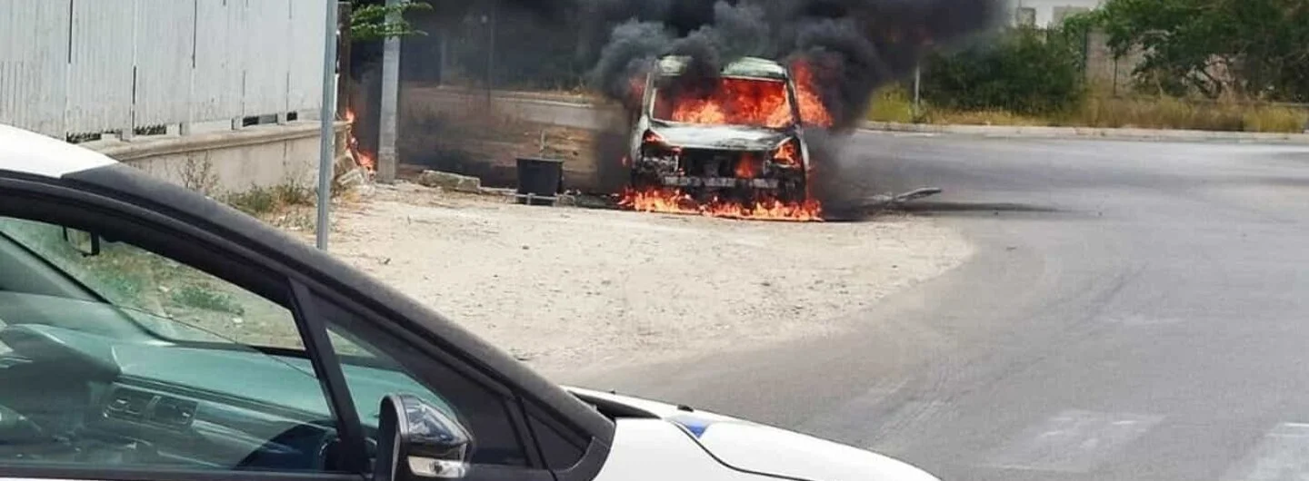 Furgone-in-fiamme-sulla-rotatoria-di-San-Pietro-Vernotico